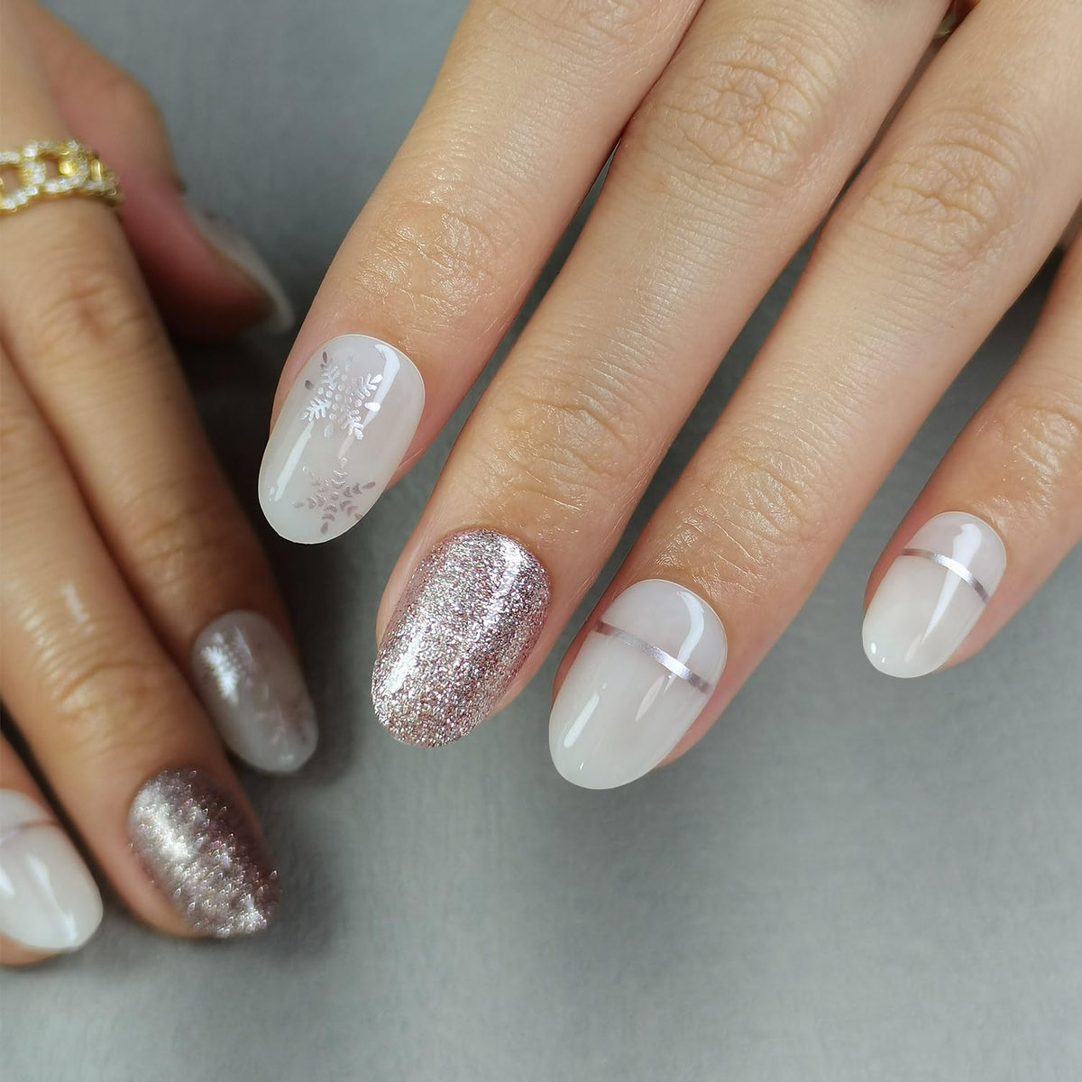Faux ongles CurvLife en gel argenté posés sur une surface