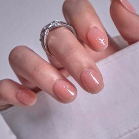 Faux ongles CurvLife extra courts sur une main, montrant le design naturel
