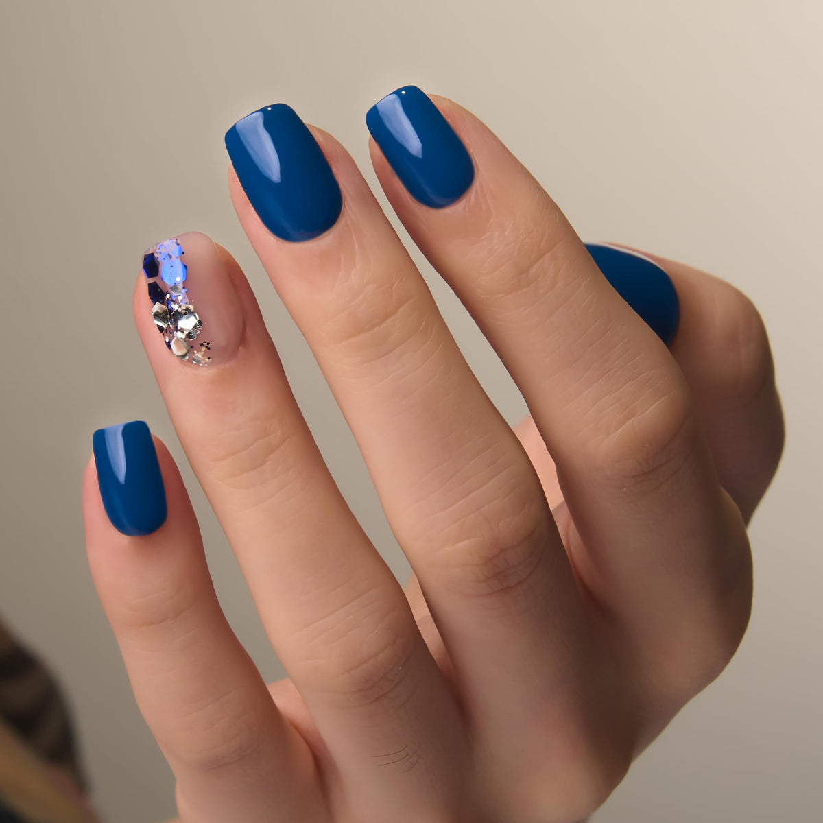 Faux ongles CurvLife installés sur des ongles naturels