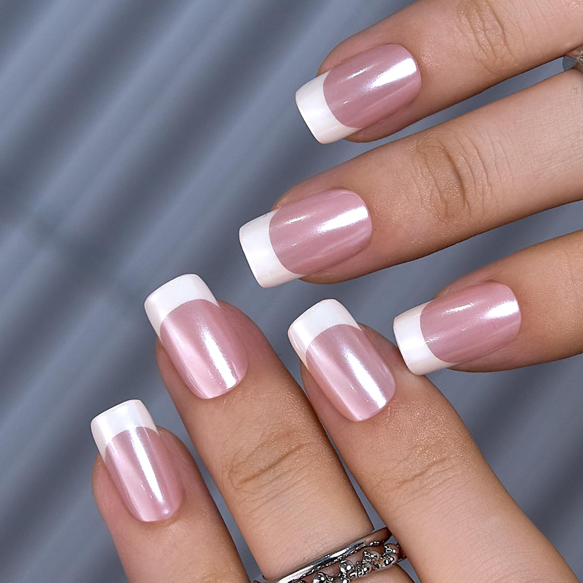 Faux ongles CurvLife montrant un ajustement naturel sur les ongles
