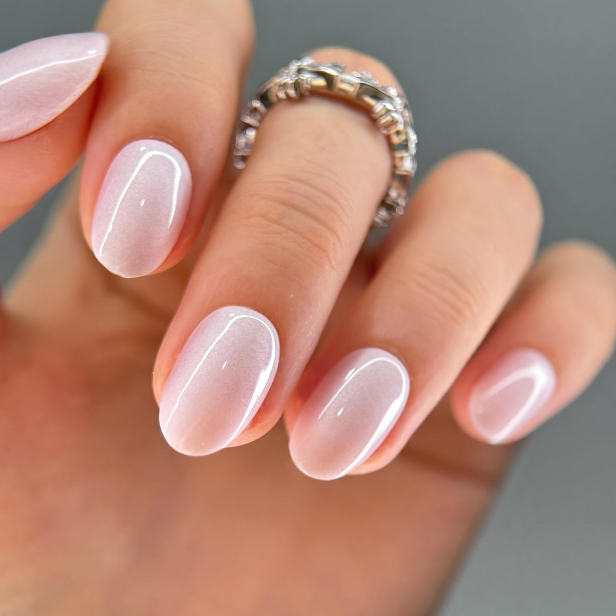 Faux ongles CurvLife ovales brillants Moonlight Pearl White, vue de face