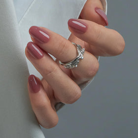 Faux ongles CurvLife ovales courts en gel rose vin, vue de face