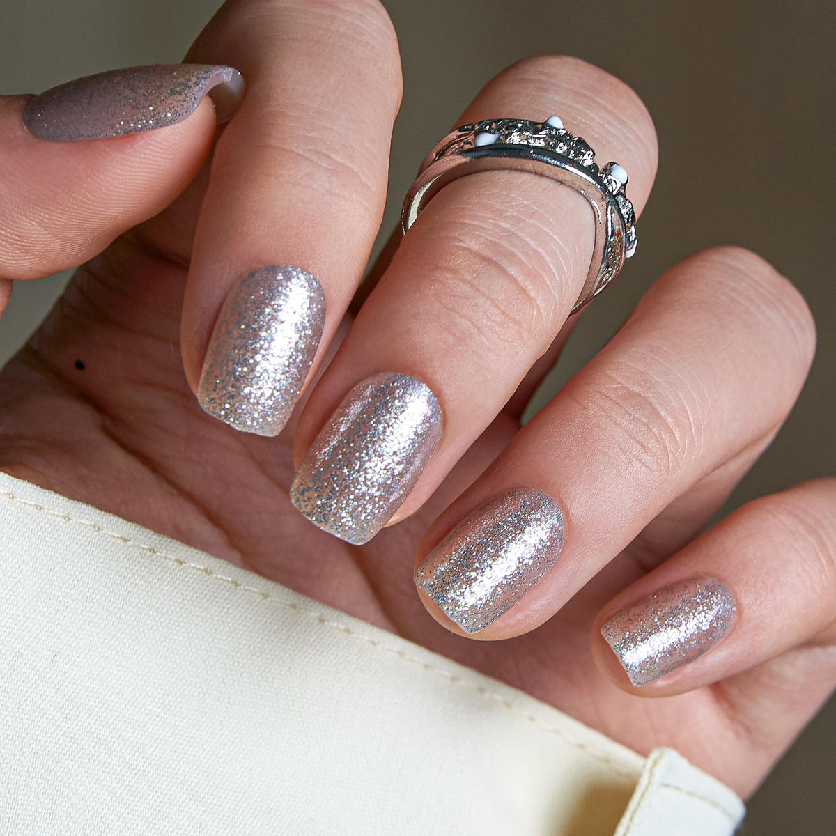 Faux ongles CurvLife press on brillants argentés, vue de face