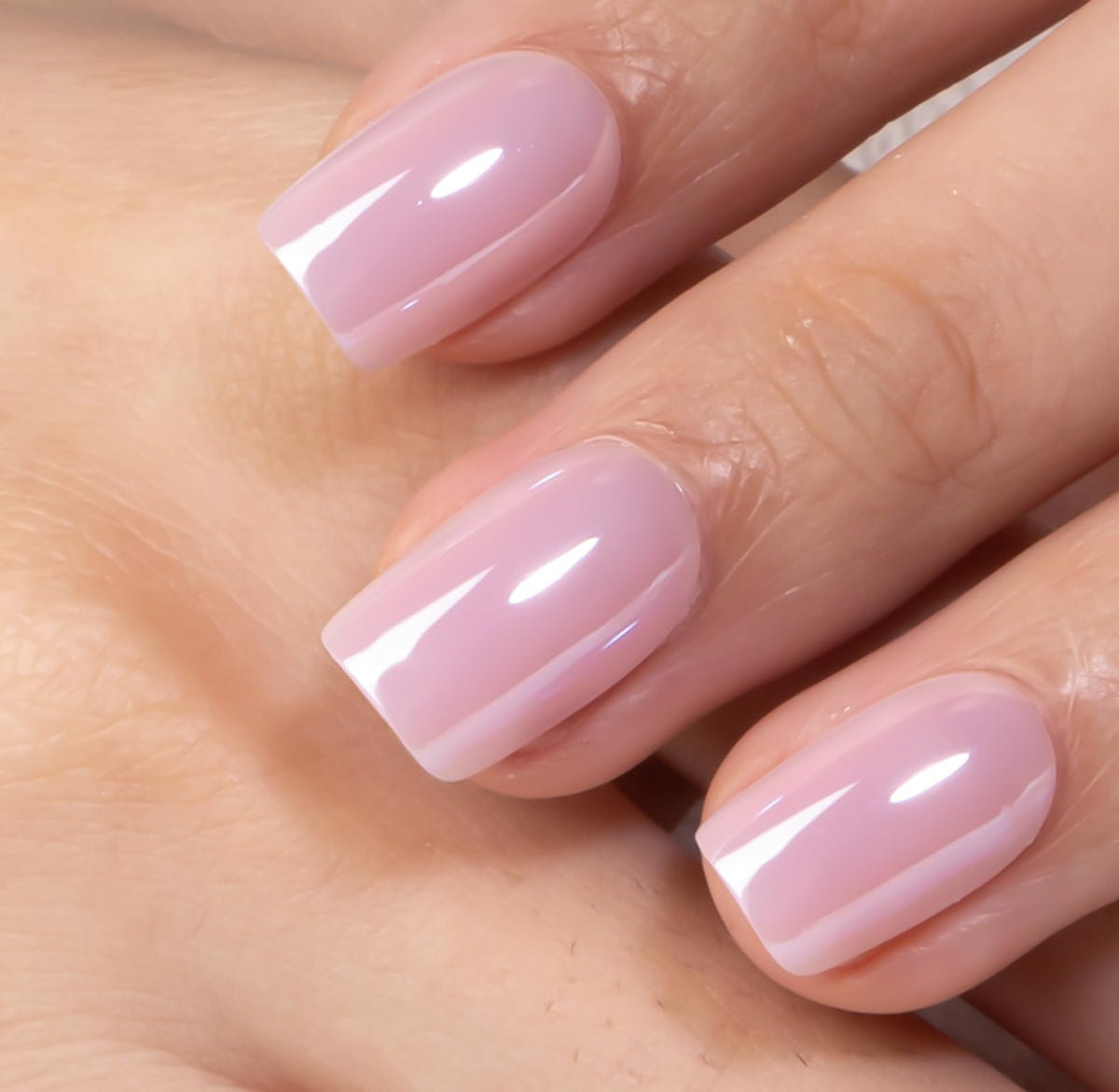 Faux ongles CurvLife sur des mains féminines, prêt à porter