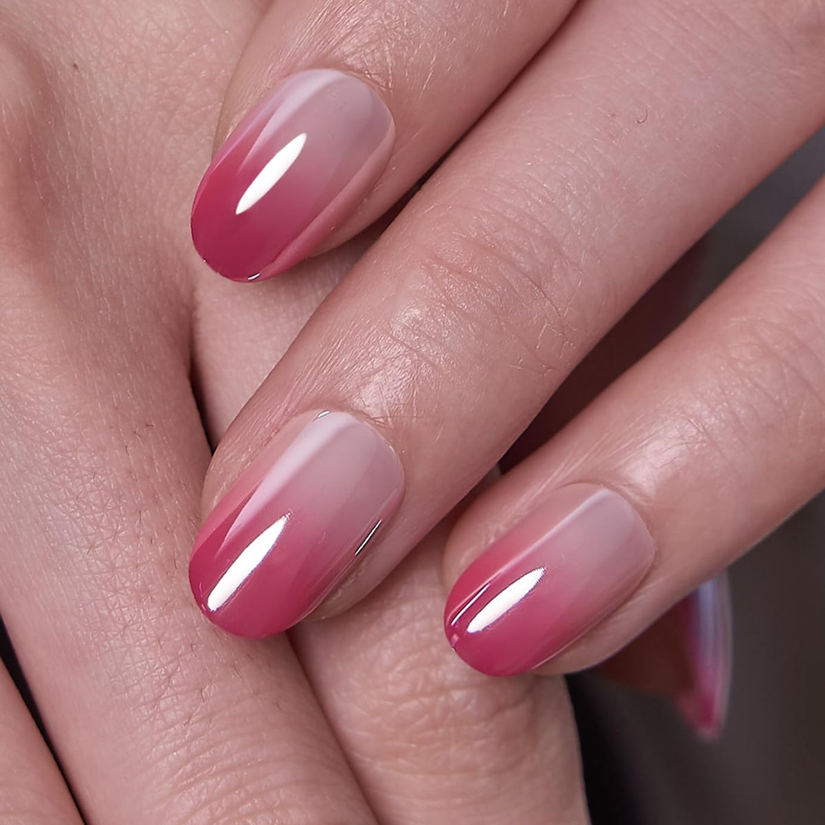 Faux ongles CurvLife sur une main avec un design élégant