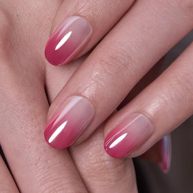 Faux ongles CurvLife sur une main avec un design élégant