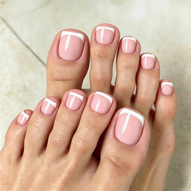 Faux ongles de pieds courts rose avec French tip, modèle de face
