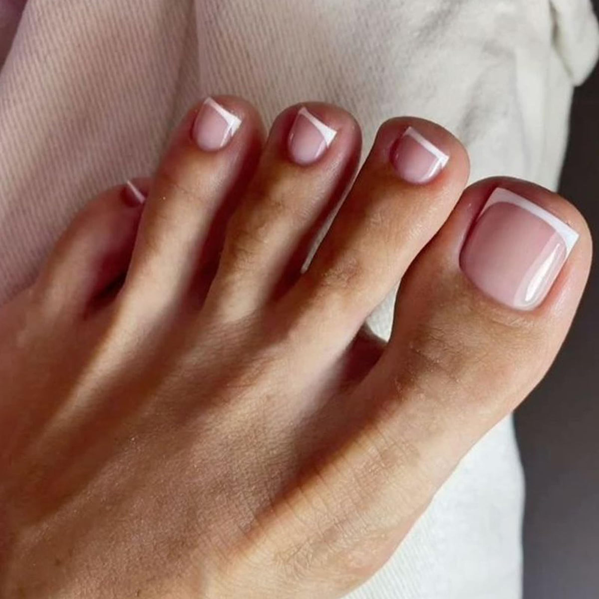 Faux ongles de pieds courts rose dans leur emballage
