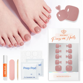 Faux ongles de pieds marron rosé dans un cadre de vacances à la plage