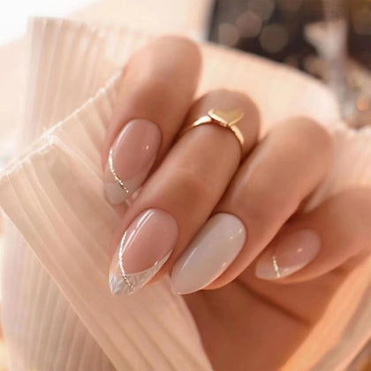 Faux ongles FJSMTOPl courts avec paillettes blanches, vue de devant