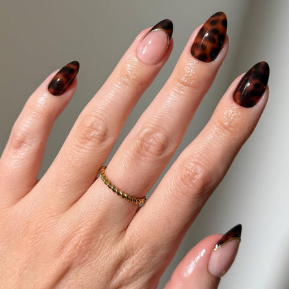 Faux ongles Glamnetic courts amande tortoise et or, vue de face