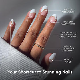 Faux ongles Glamnetic en position sur une main