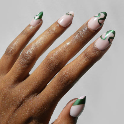 Faux ongles Glamnetic Parseltongue vue de face avec design serpent
