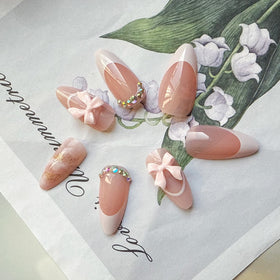 faux ongles juggssa appliqués sur des mains féminines