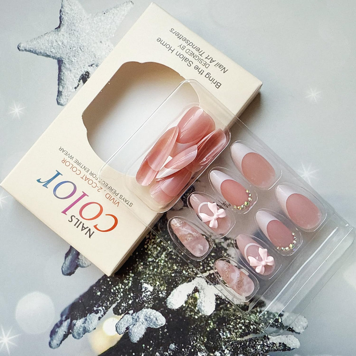 faux ongles juggssa en présentation élégante sur fond neutre
