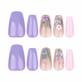 Faux ongles juggssa sur des mains élégantes