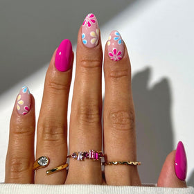 Faux ongles MAOTTIE amande avec design floral, vue de face