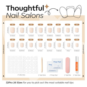 Faux ongles Milky White en gros plan sur une table