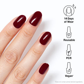 Faux ongles OPI xPRESS/ON Malaga Wine en application sur des ongles naturels