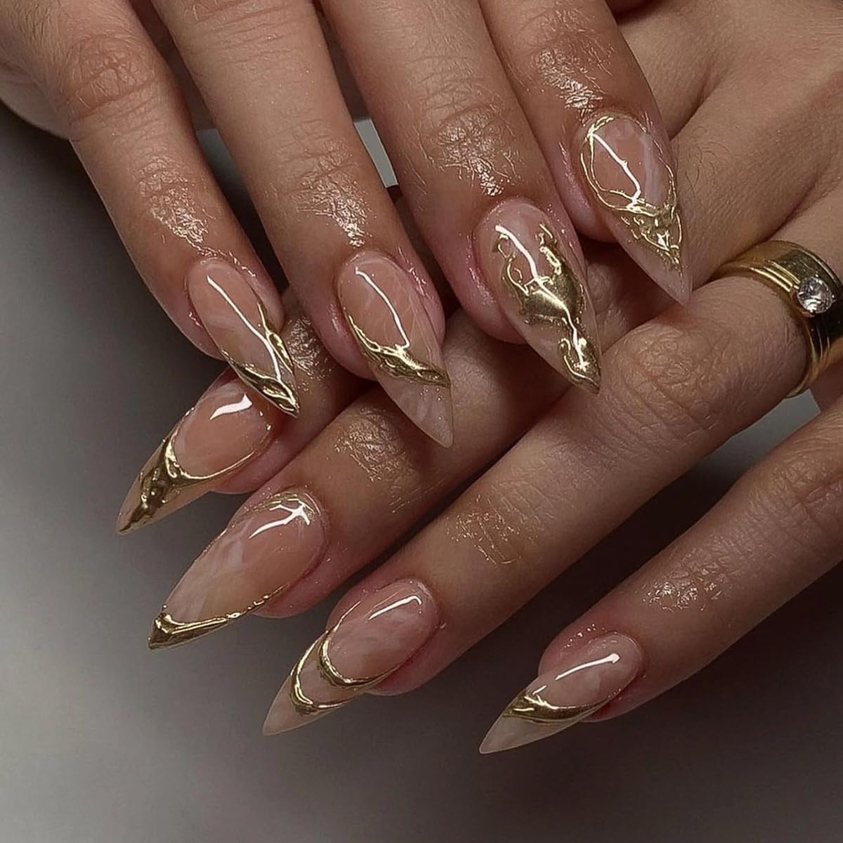 Faux ongles press on amande dorés CTTHNBD, vue de face