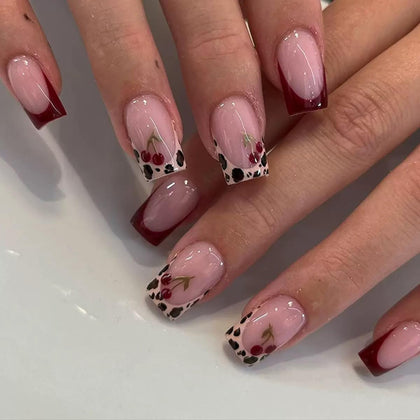 Faux ongles press on CTTHNBD avec design cerise et léopard, vue de face