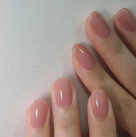 Faux ongles press on CurvLife posés sur une main, aspect naturel
