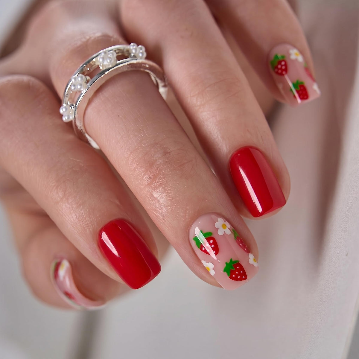 Faux ongles press-on CurvLife Strawberry Kiss, vue de face