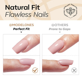 Faux ongles press-on en train d'être appliqués