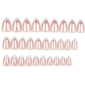 Faux ongles press-on FJSMTOPl sur une main féminine