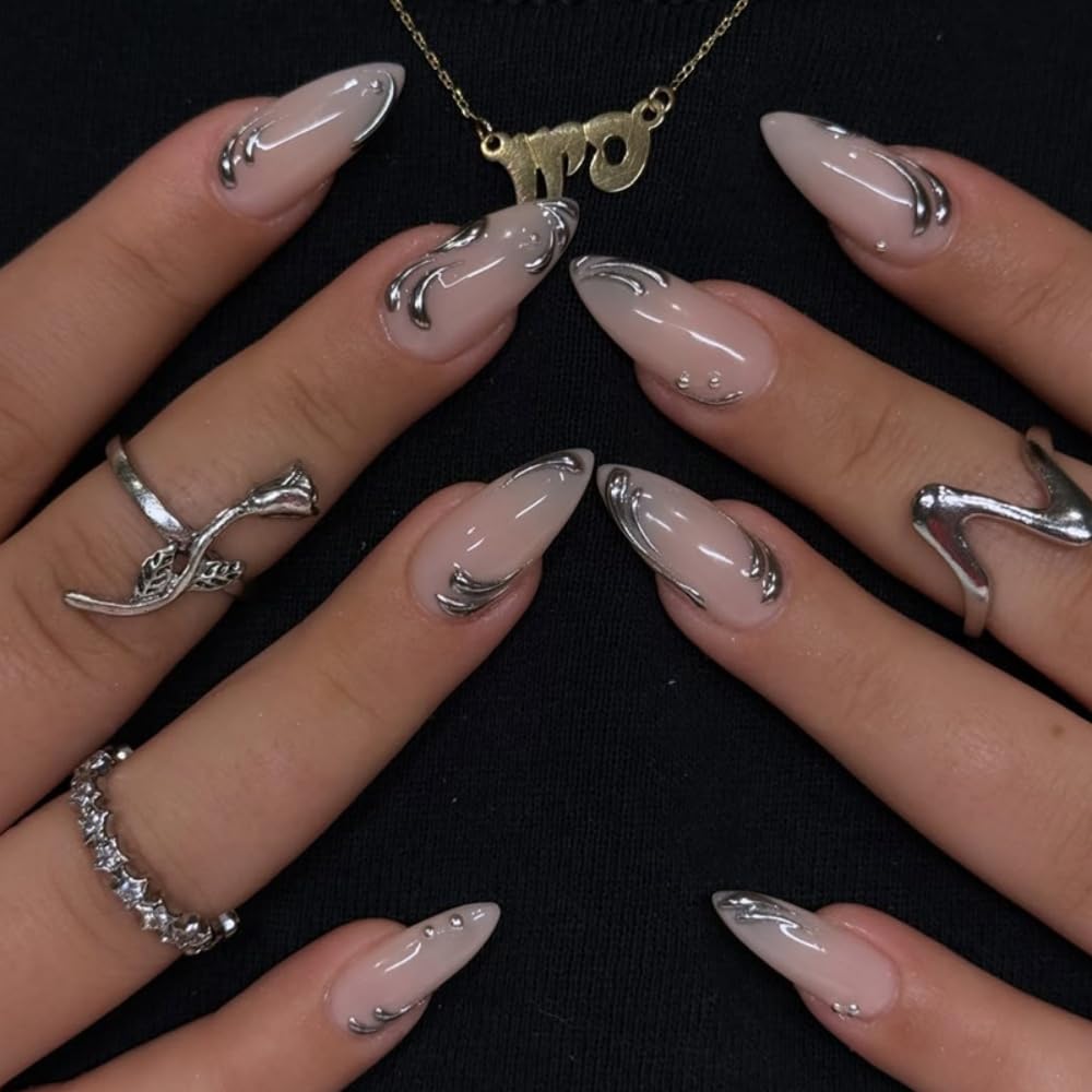 Faux ongles press-on roses avec design charmant en métal
