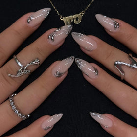 Faux ongles press-on roses avec design charmant en métal