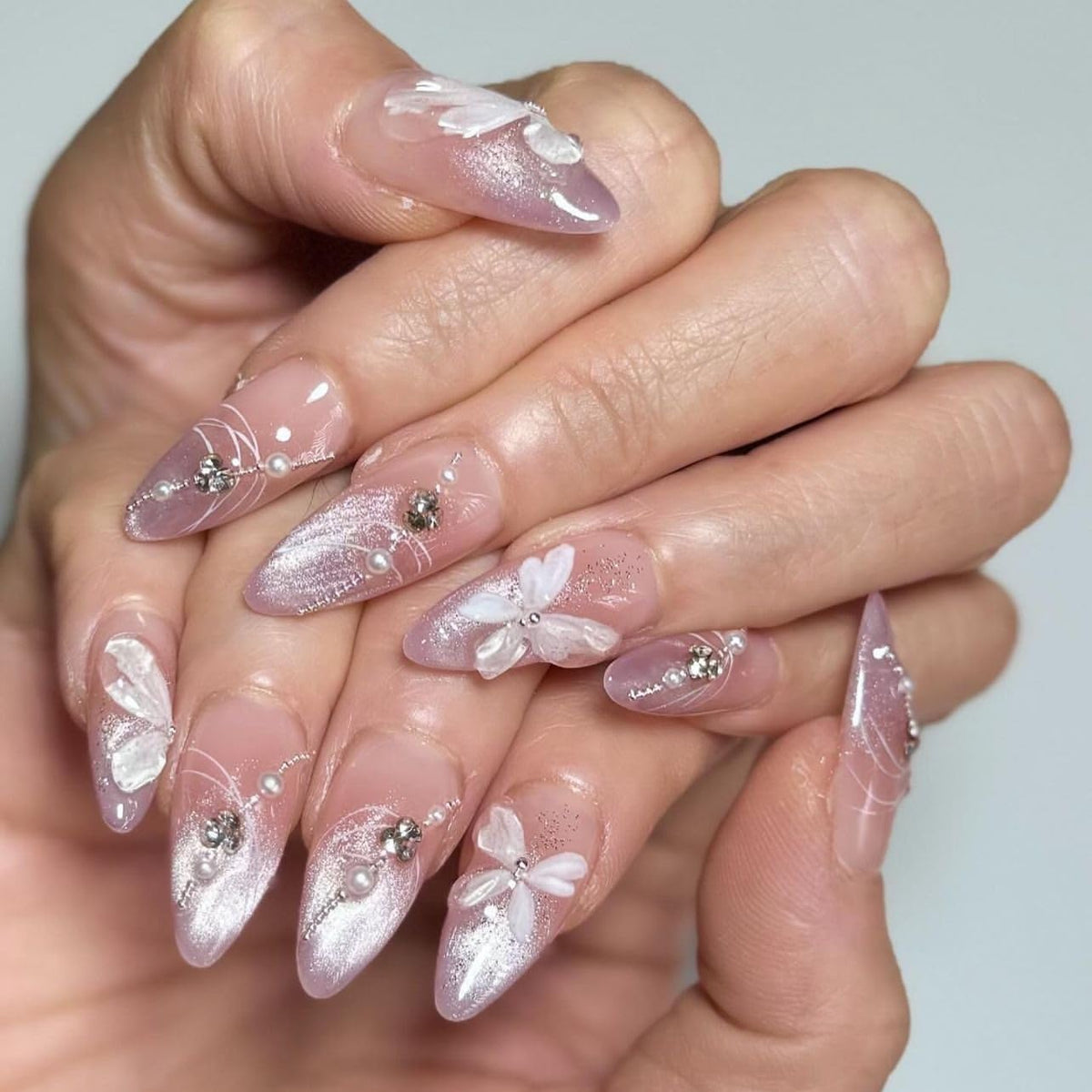 Faux ongles press-on violet avec design papillon, vue de face