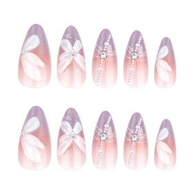 Faux ongles press-on violet, mise en scène sur une table