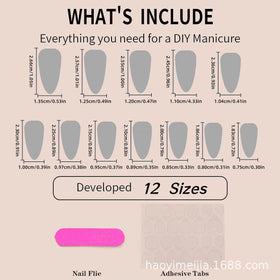 Faux ongles pressés appliqués sur des mains féminines
