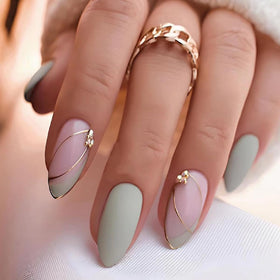 Faux ongles pressés CTTHNBD en vert avec lignes dorées, vue de face