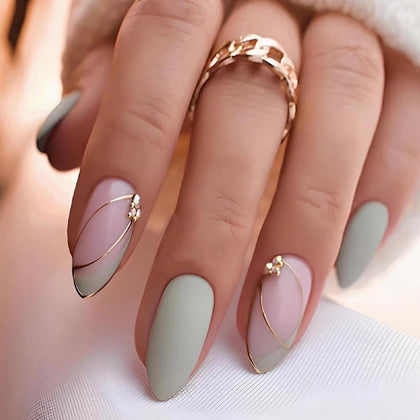 Faux ongles pressés CTTHNBD en vert avec lignes dorées, vue de face