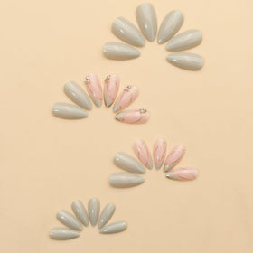 Faux ongles pressés CTTHNBD en vert sur une table avec décorations