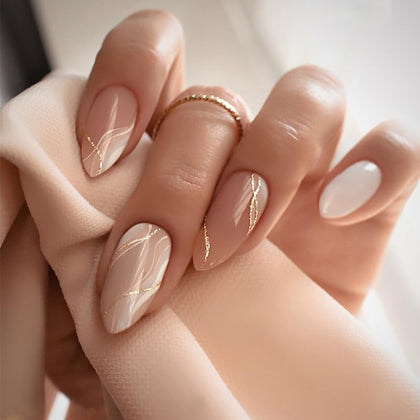 Faux ongles pressés CTTHNBD medium avec design doré en vue de face