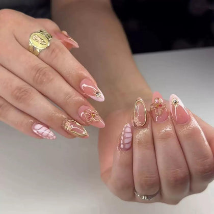 Faux ongles pressés CTTHNBD modèle amande rose avec design floral