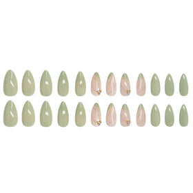 Faux ongles pressés CTTHNBD sur une main, montrant la couleur et le design
