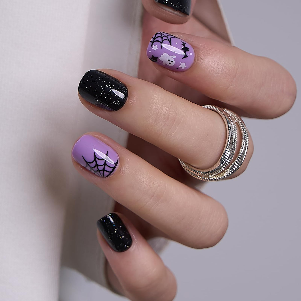 Faux ongles pressés CurvLife dans une pose lifestyle élégante