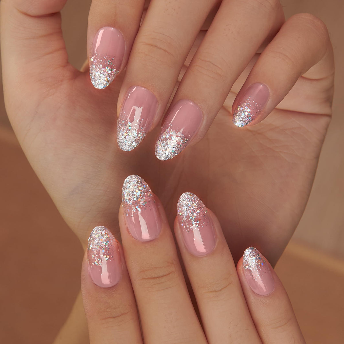 Faux ongles pressés CurvLife en forme d'amande sur fond neutre