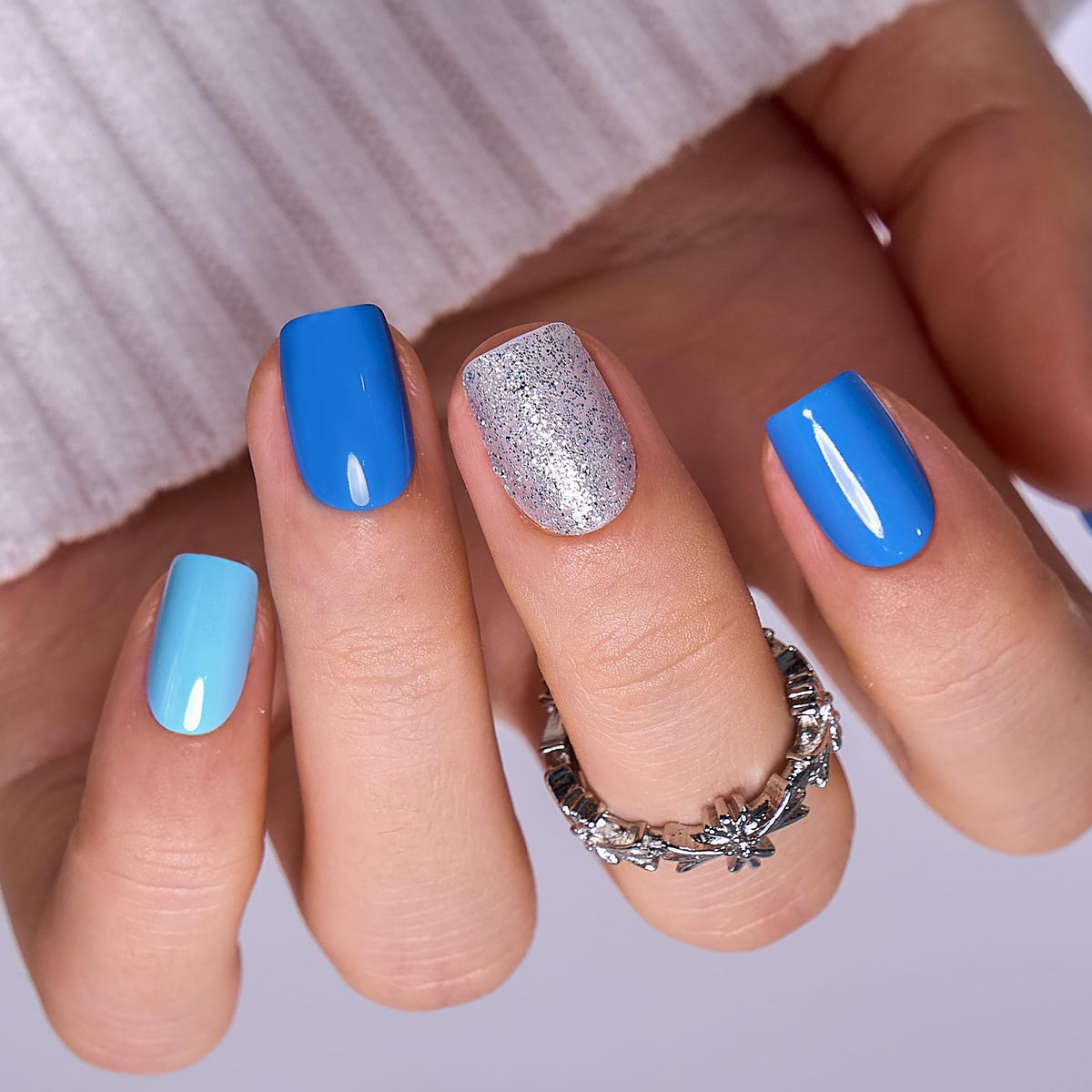 Faux ongles pressés CurvLife modèle carré bleu océan avec finition gel