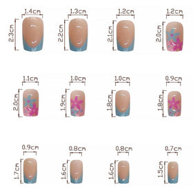 Faux ongles pressés en action sur des mains