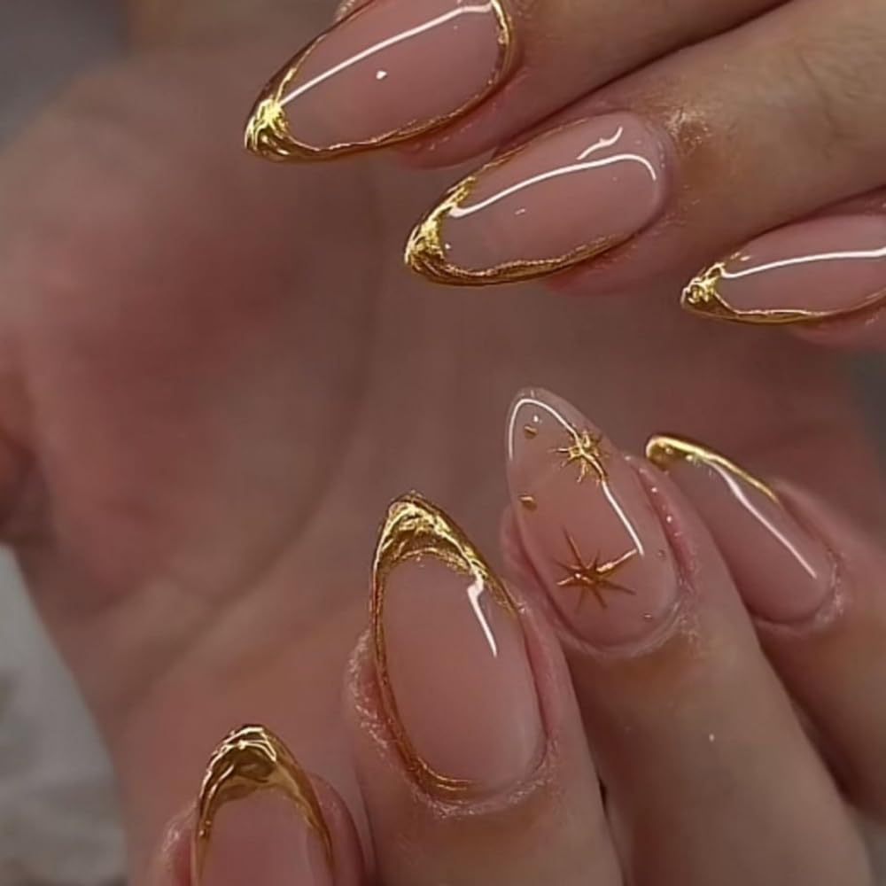 Faux ongles pressés FJSMTOPl en forme d'amande avec design doré, vue de face