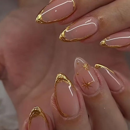 Faux ongles pressés FJSMTOPl en forme d'amande avec design doré, vue de face