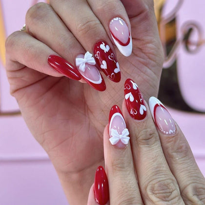Faux ongles pressés rouges CTTHNBD avec design cœur, vue de face