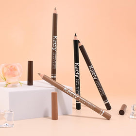 FeiCuiYun crayons à sourcils marron foncé sur une table de maquillage