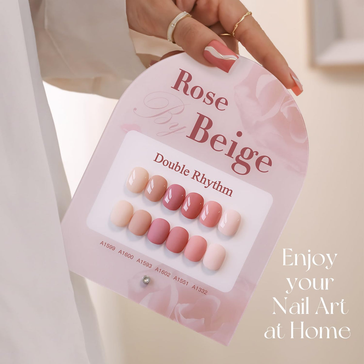 Femme appliquant du vernis gel Double Rhythm à la maison
