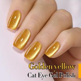 Femme appliquant le vernis gel Cat Eye sur ses ongles